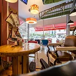El Hostel & Co