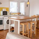 Warm And Inviting, Central Location By Urbanhosting