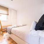 Warm And Inviting, Central Location By Urbanhosting