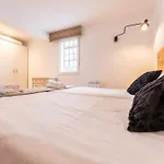 Warm And Inviting, Central Location By Urbanhosting