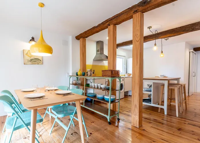 Warm And Inviting, Central Location By Urbanhosting