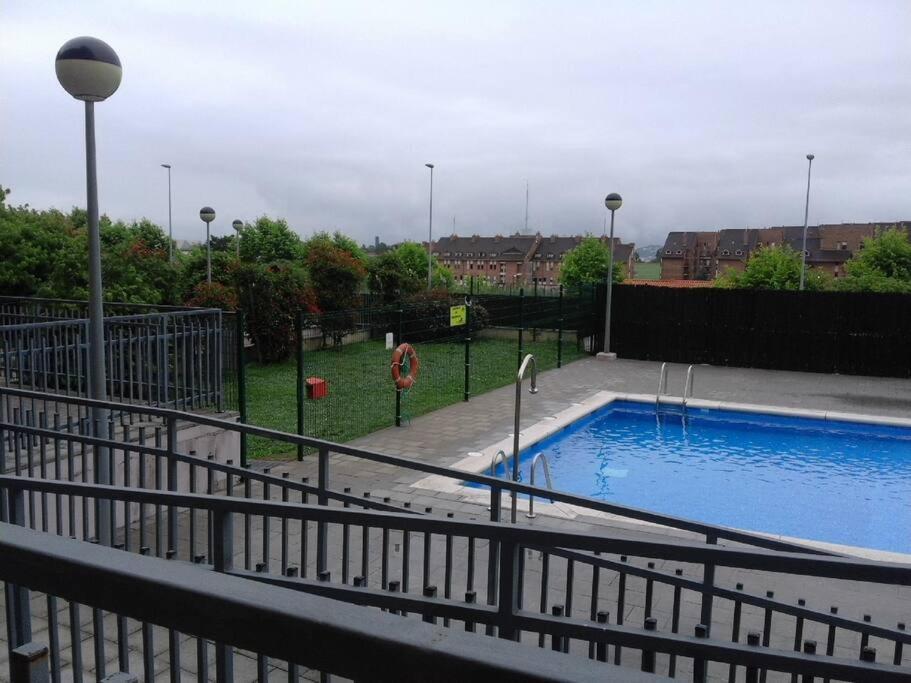 Piso con vistas en urbanización con piscina Santander