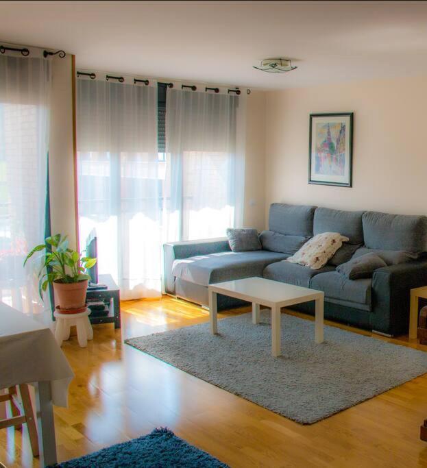 Piso con vistas en urbanización con piscina *