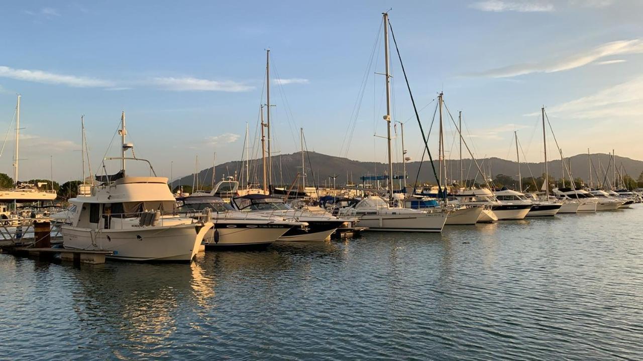 Puerto Deportivo Marina De *