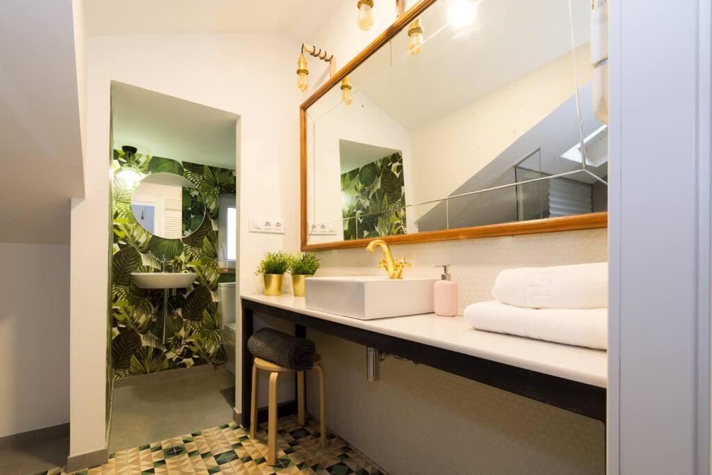 Sweet Surrender Apartment *