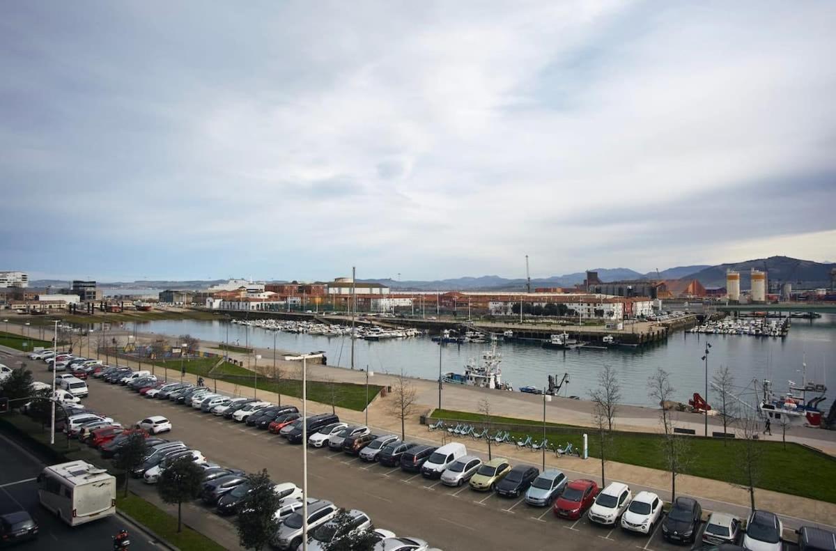 Sailor Con Vistas Al Puerto De Santander