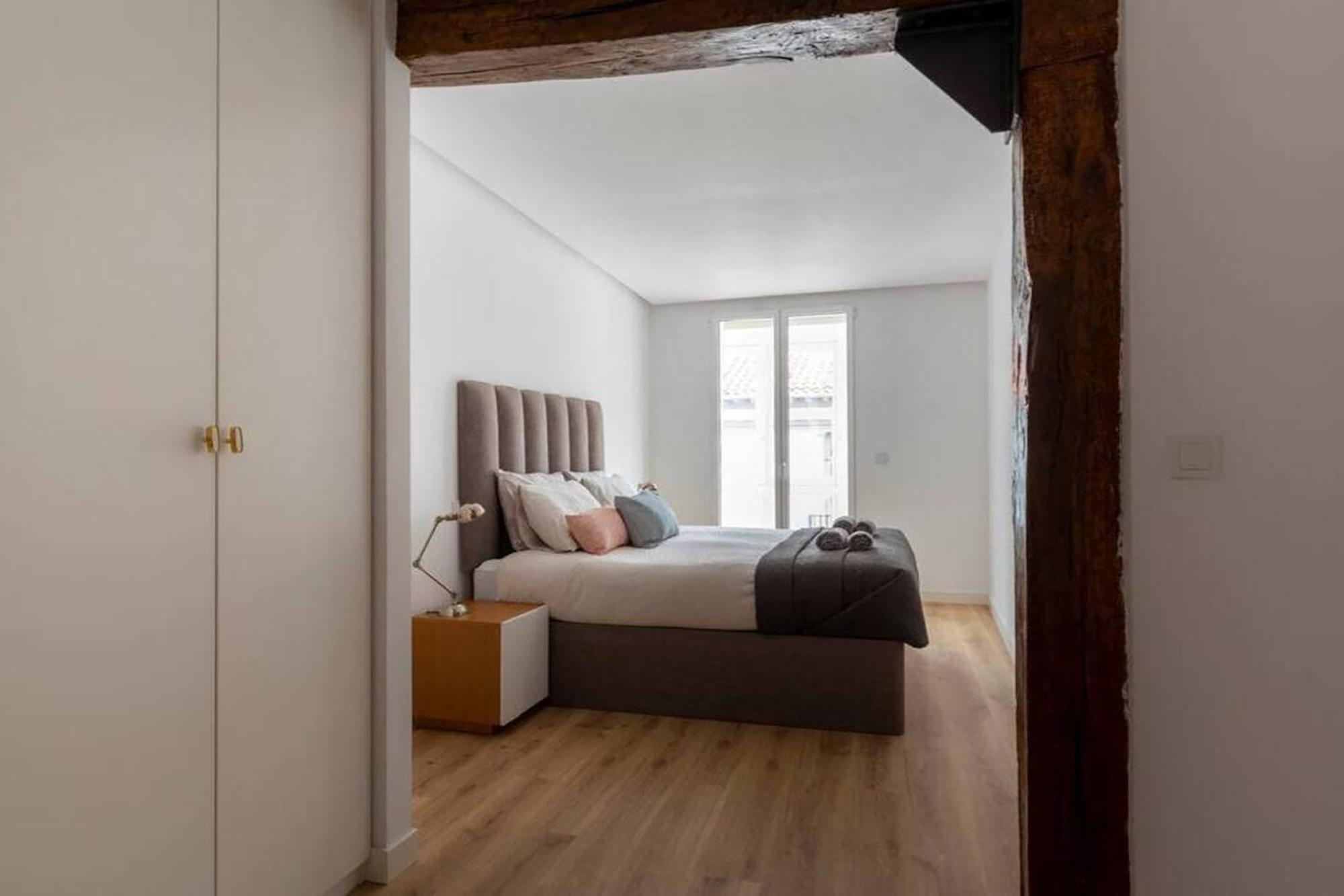 Piso Moderno En El Centro Detras Del Edificio Banco Apartamento