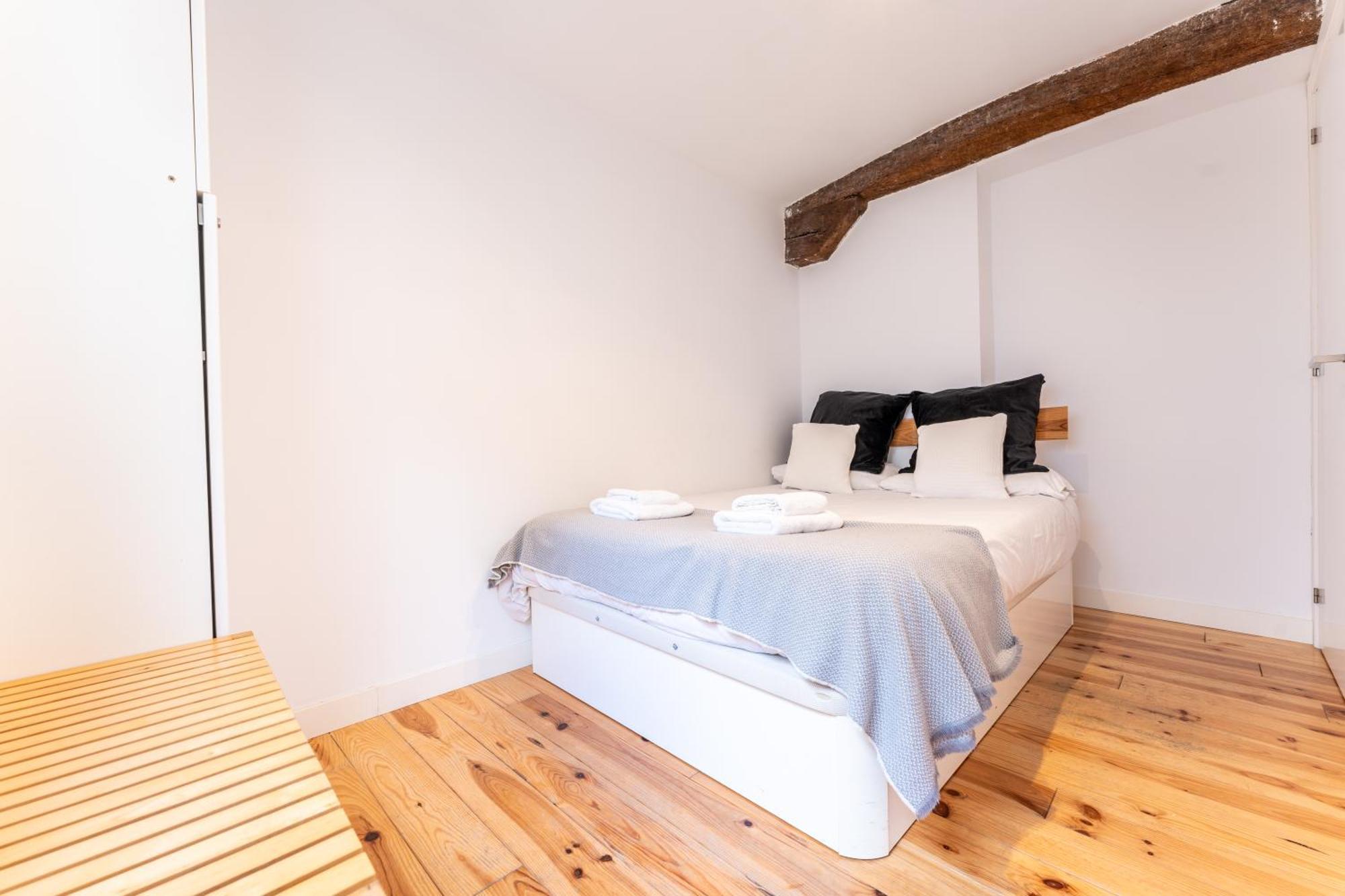 Warm And Inviting, Location By Urbanhosting