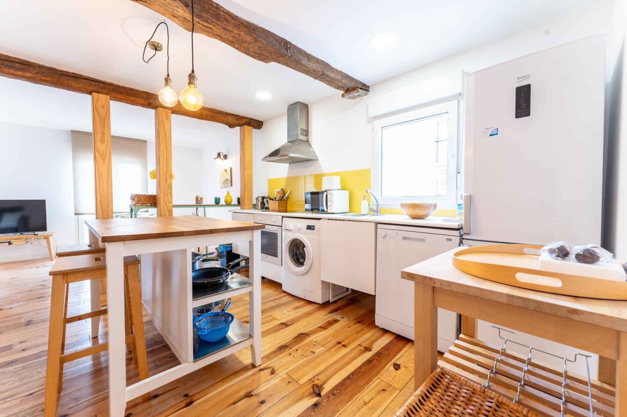Apartment Warm And Inviting, Location By Urbanhosting