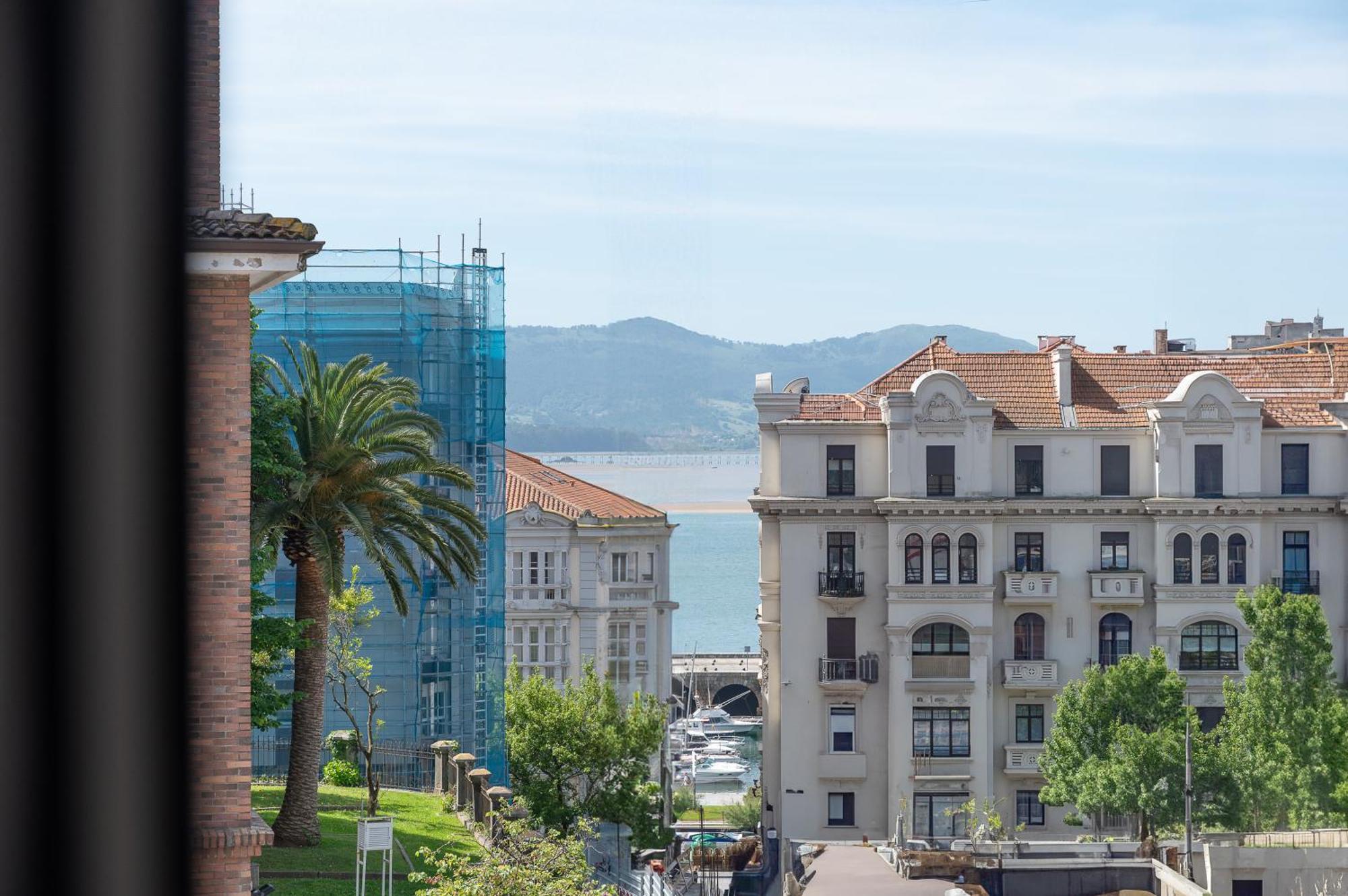 Soleado En El Centro De La Ciudad * Santander