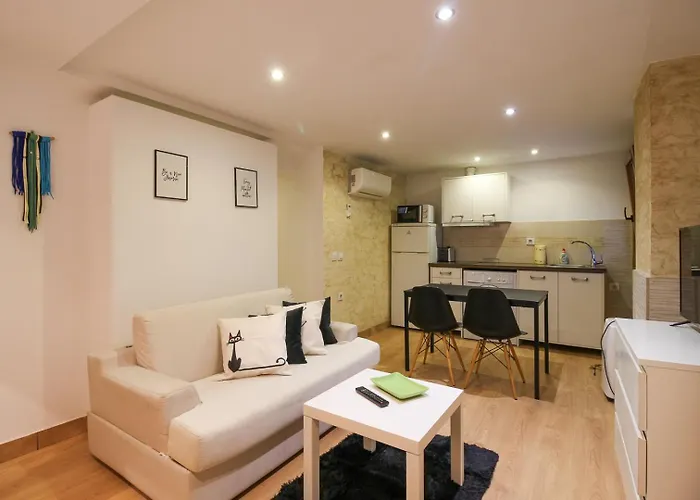 Stylous Apartment At The Center