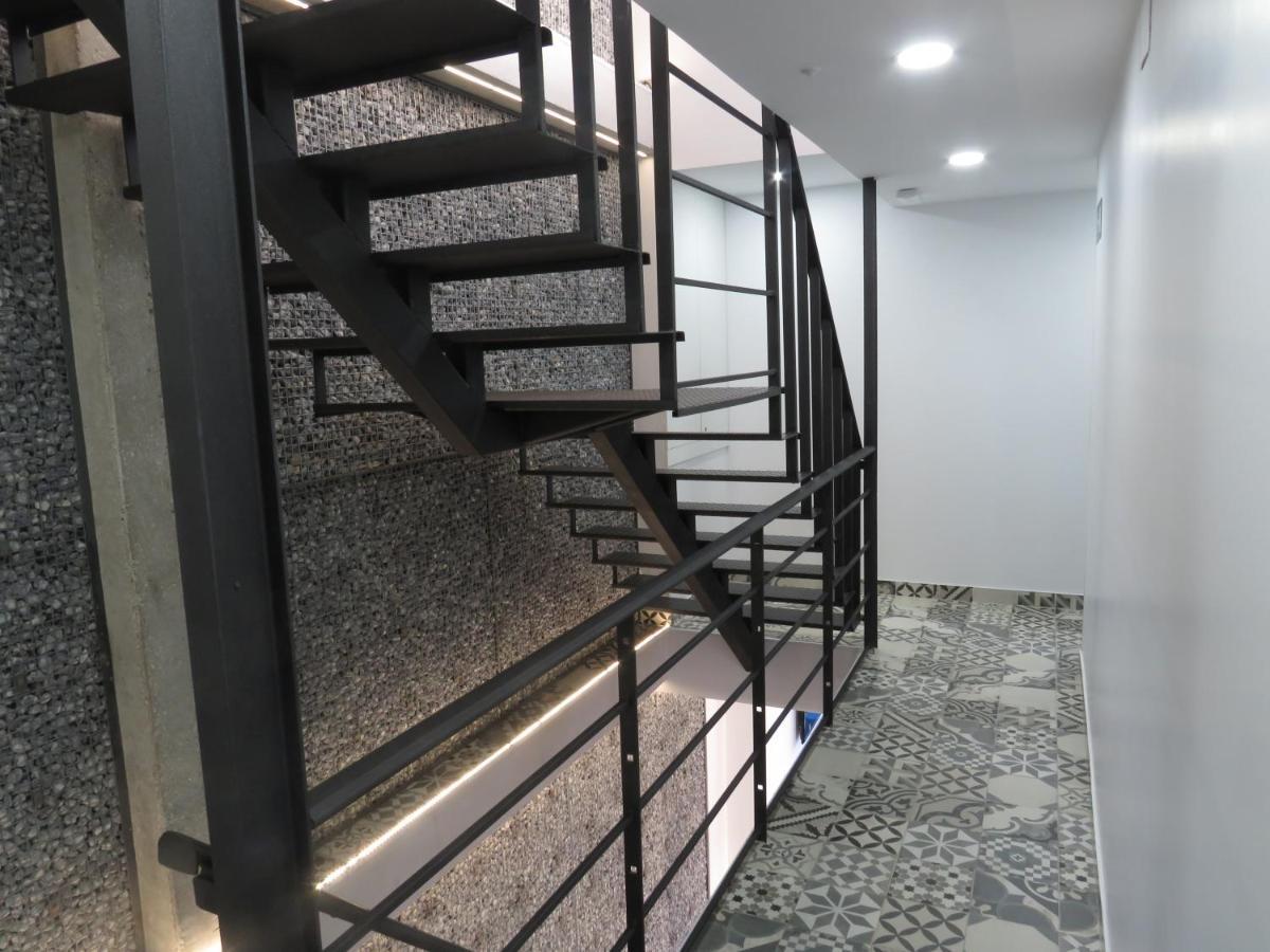 Aviche 6 *